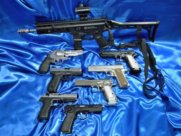 Pistole Beretta Tanfoglio HS Produkt Kimber CZ
Carabine Gran Power Stribog
Armi
Revolver Smith & Wesson
Gun
Rifle
Pistol